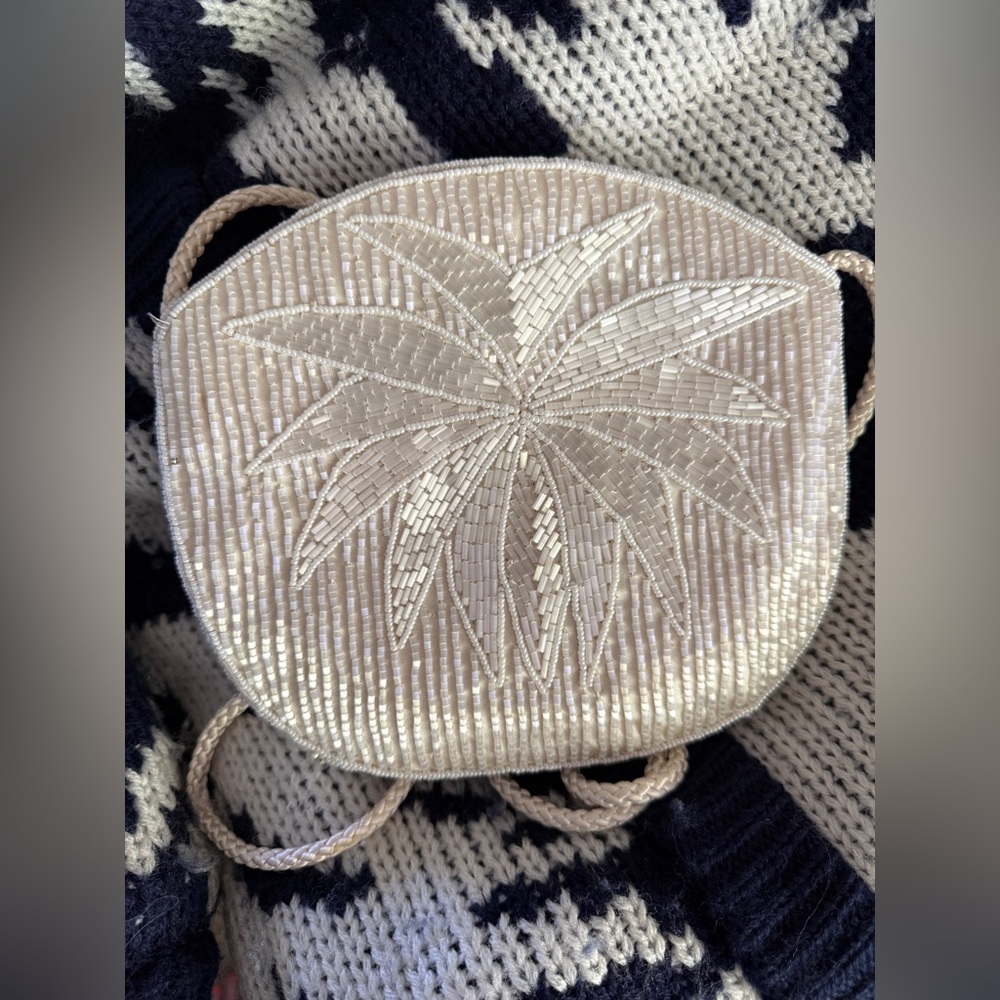 VINTAGE WHITE PEARLY BEADED GOLDCO PURSE